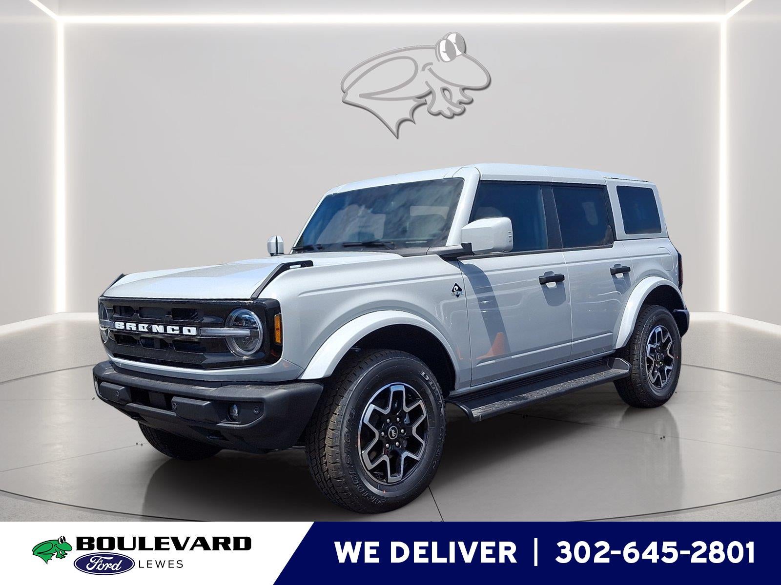 2026 Ford Bronco Outer Banks in Avalanche Gray — front three-quarter view